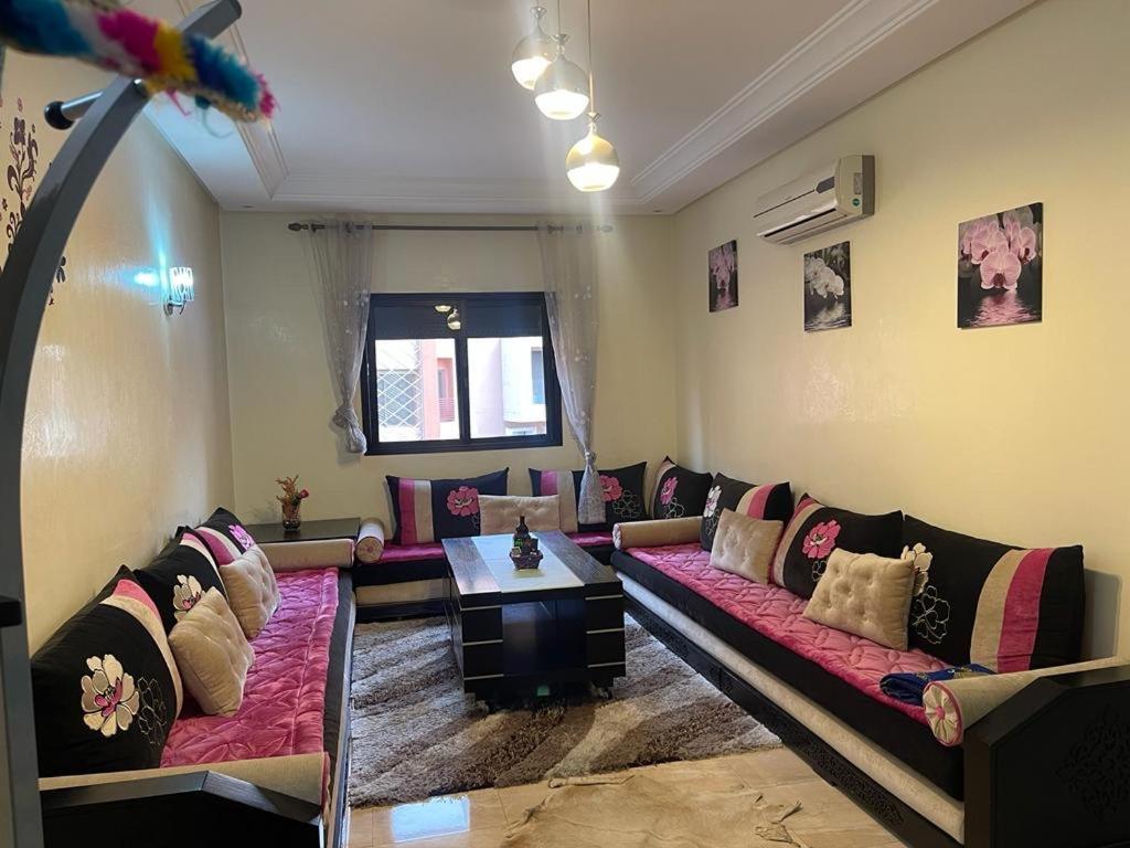 Magnifique Appartement Spacieux Confort Propre Familial 2 Chambres Salon Et Salle A Manger A 20Mn A Pied De Place Jemaa El Fina 4 Piscines Dans Espace De Golf A 12 Mn En Voitures L Entree Est Gratuit Pour La Clientele Ouvert Entre 10H Et 20H Marrakesch Exterior foto