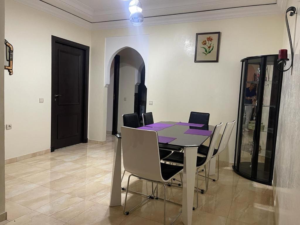 Magnifique Appartement Spacieux Confort Propre Familial 2 Chambres Salon Et Salle A Manger A 20Mn A Pied De Place Jemaa El Fina 4 Piscines Dans Espace De Golf A 12 Mn En Voitures L Entree Est Gratuit Pour La Clientele Ouvert Entre 10H Et 20H Marrakesch Exterior foto