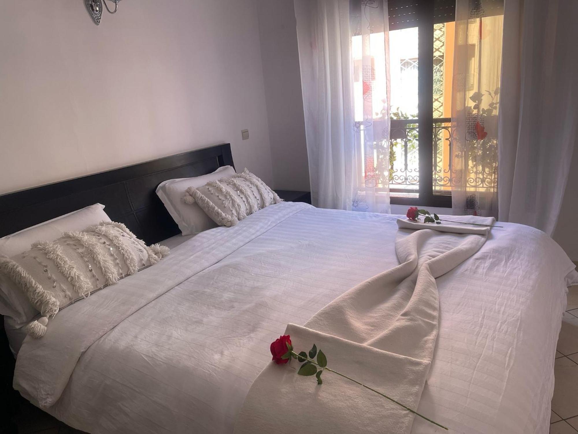 Magnifique Appartement Spacieux Confort Propre Familial 2 Chambres Salon Et Salle A Manger A 20Mn A Pied De Place Jemaa El Fina 4 Piscines Dans Espace De Golf A 12 Mn En Voitures L Entree Est Gratuit Pour La Clientele Ouvert Entre 10H Et 20H Marrakesch Exterior foto